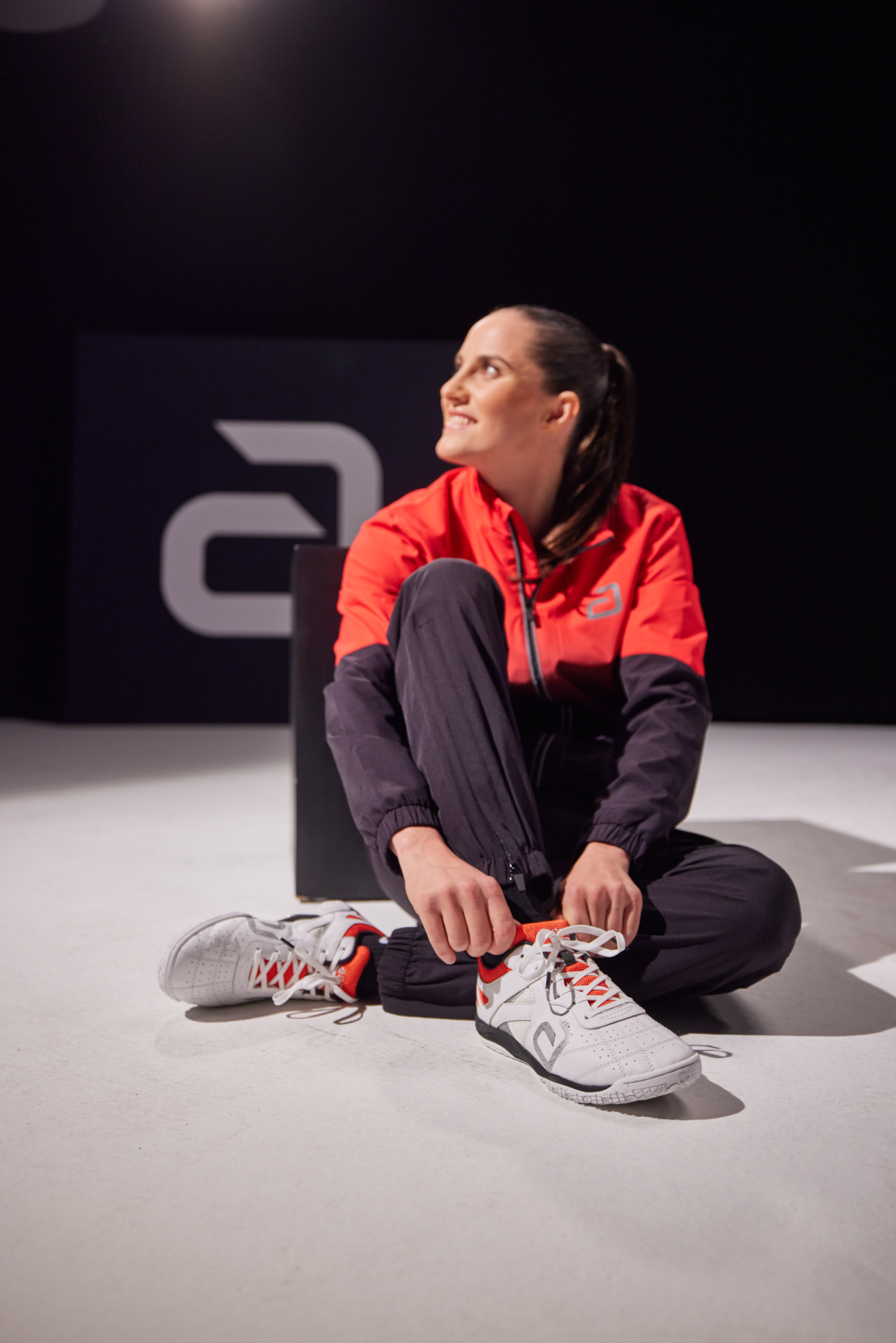 andro-Schuh-Shuffle-Step-3-weiss-rot-schwarz-01-Action-350-021-024-72dpi